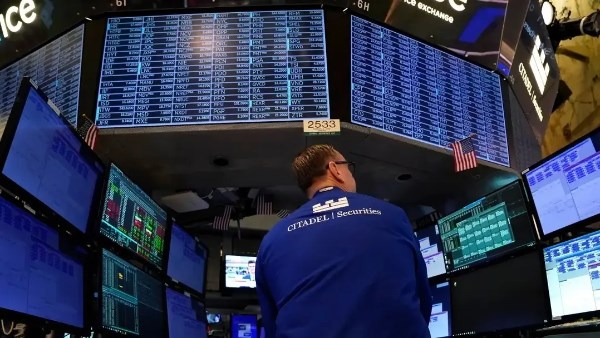 استقرار العقود الآجلة لمؤشر إس آند بي 500 بعد إغلاق قياسي جديد