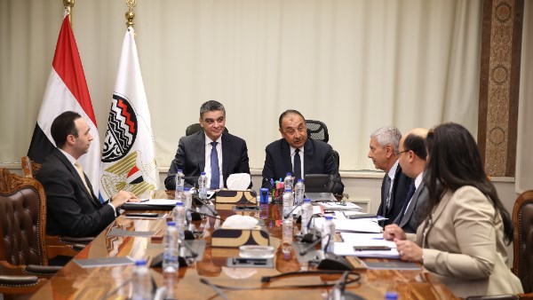 وزير قطاع الأعمال يبحث مع هيئة الشراء الموحد دعم الأمن الدوائي وتعزيز التصنيع المحلي