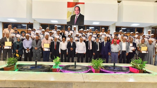 بحضور المحافظ .. مستثمري أسيوط تكرم 50 طالبًا بمنظومة التعليم المزدوج | صور