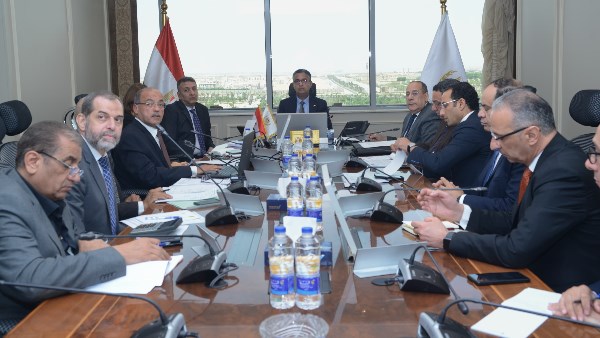 وزير التموين خلال الاجتماع