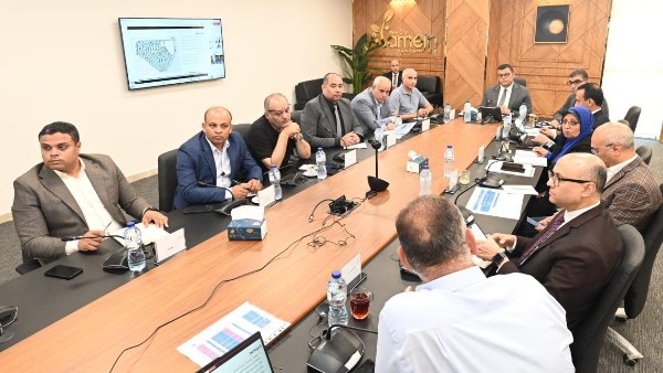 وزير الإسكان خلال الاجتماع 