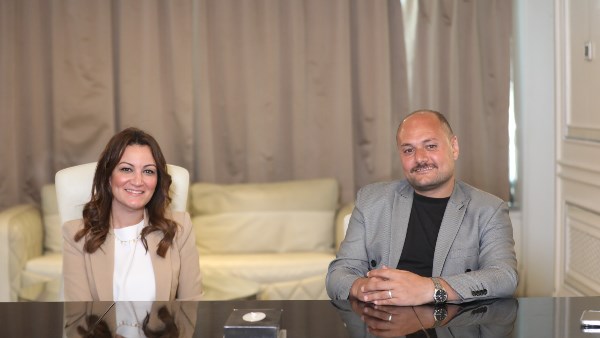 هند عبدالحليم نائب محافظ الجيزة مع مدير مكتب صدى البلد بالجيزة