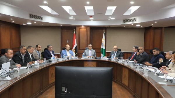 محافظ الجيزة أثناء اجتماع مجلس إدارة الجهاز التنفيذي لمشروع استهلاك الطرق: تطوير الأداء وتحسين الخدمات بالمنافذ