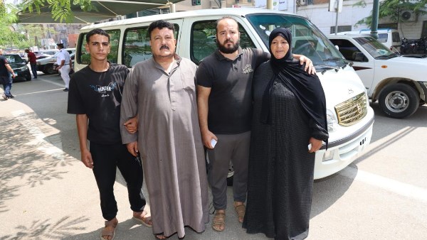 محافظ المنوفية يسلم ميكروباص جديد لأسرة مالك سيارة حادث الإقليمي