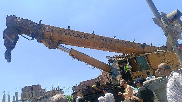 استعانوا بونش.. السكة الحديد ترفع آثار خروج عربة قطار عن القضبان بالمنوفية