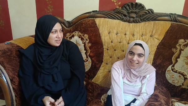 ياسمين طالبة الثانوية العامة رغم إصابتها بضمور العضلات تحدت مرضها وحصلت على 88%