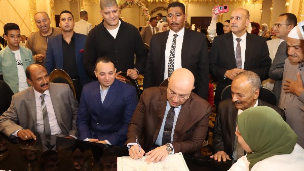 أنا موجود مكان عمرو.. محافظ بني سويف شاهدا على عقد قران أخت الشهيد