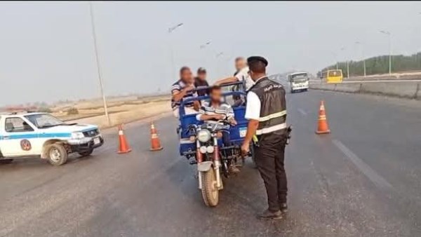 لضبط التروسيكلات والسيارات المخالفة.. حملة مرورية بمحور عدلي منصور في بني سويف