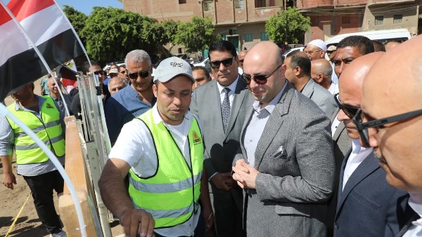 محافظ بني سويف يُطلق إشارة بدء تنفيذ مشروع الصرف الصحي لخدمة 14 ألف نسمة بقرية منهرو