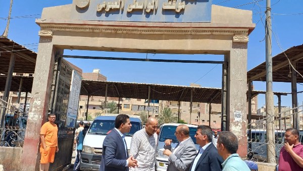 السكرتير العام المساعد لبني سويف يتفقد استعدادات التشغيل التجريبي لمجمع مواقف السيارات أسفل محور عدلي منصور