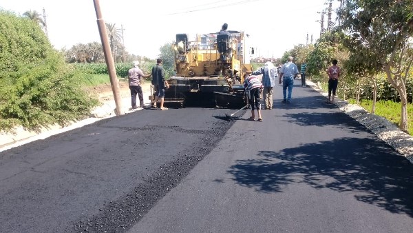 محافظ بني سويف يناقش الموقف التنفيذي لمشروعات رصف الطرق والشوارع بالمراكز والمدن