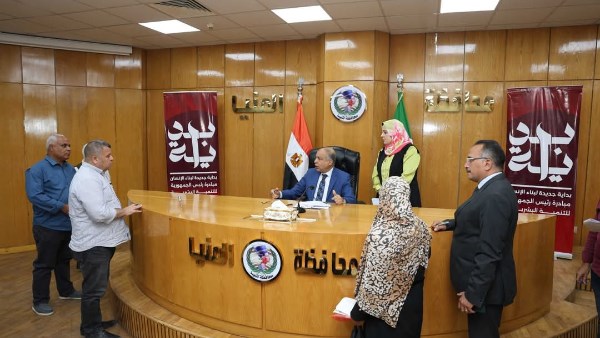 محافظ المنيا خلال اللقاء 
