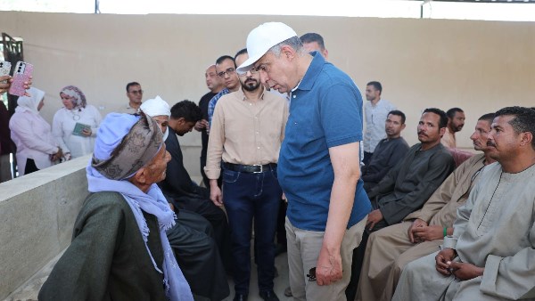 محافظ المنيا مع أهالي المرضي