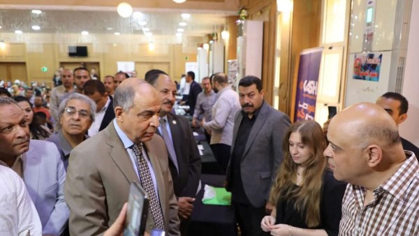 محافظ المنيا يفتتح ملتقى توظيف الشباب ويؤكد أهمية مد جسور التواصل مع الأجيال الجديدة