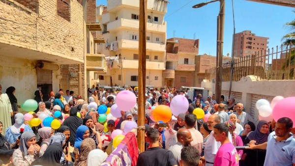 فرحة طلاب الثانوية العامه بالمنيا 