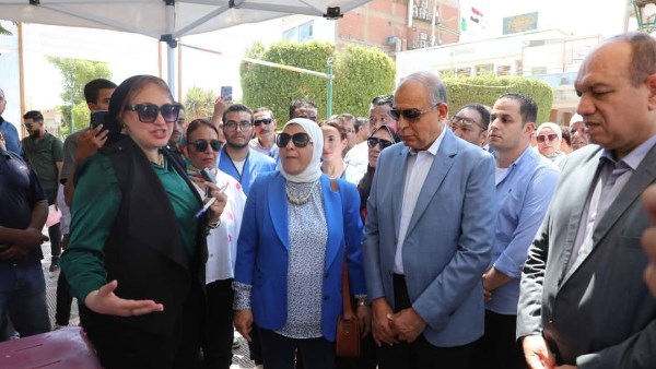 محافظ المنيا خلال ملتقى التوظيف 
