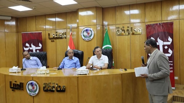 محافظ المنيا خلال الاجتماع 
