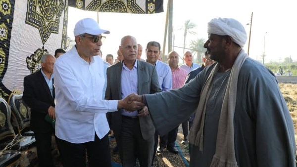 محافظ المنيا خلال اللقاء 