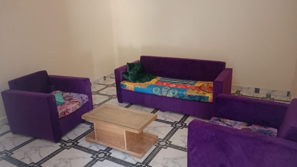 فرش المنازل استعدادا للافتتاح 