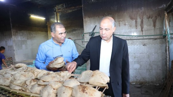 محافظ المنيا خلال الجولة  