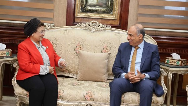 محافظ المنيا خلال اللقاء 