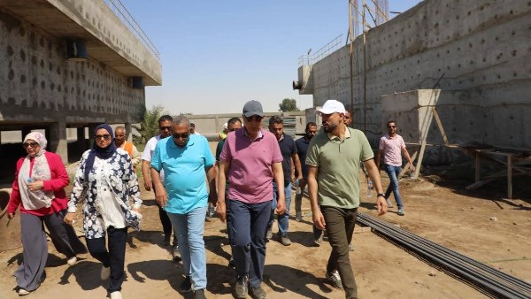 محافظ المنيا يتفقد محطة مياه 