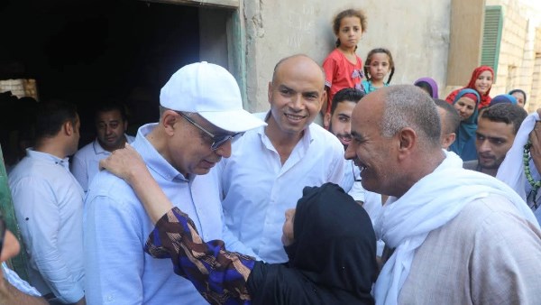 جولة ميدانية لمحافظ المنيا داخل عزبة الرملة 