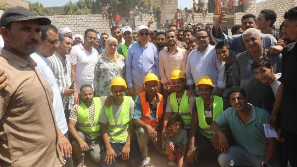 محافظ المنيا يضع حجر الأساس المرحلة الأولى من مبادرة “بيوت الخير” بعزبة الرملة بسمالوط