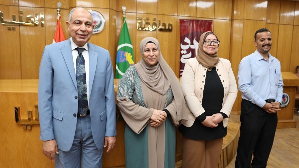 محافظ المنيا يكرم خريجات التدريب المهني ويسلم الأوائل ماكينات خياطة