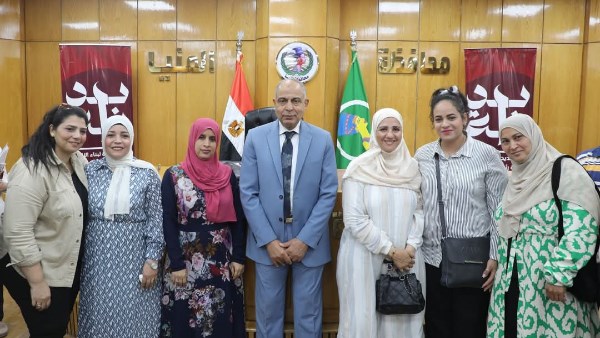 محافظ المنيا يبحث تلبية مطالب عدد من العاملين بالتربية والتعليم