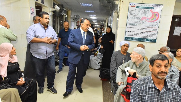 محافظ أسيوط يتفقد عيادة التأمين الصحي بمجمع المصالح