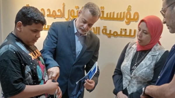 تسليم طالب كفيف عصا ذكية
