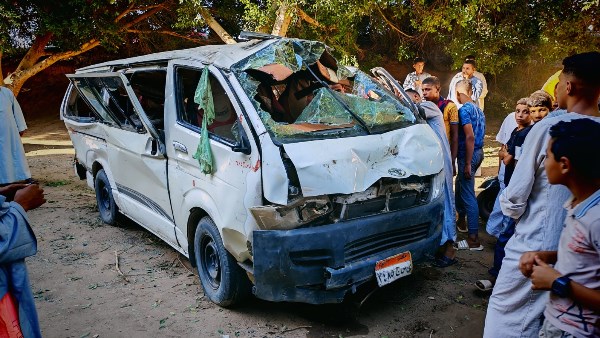 إصابة 13 شخصا في تصادم سيارة ميكروباص وتوك توك بأسيوط