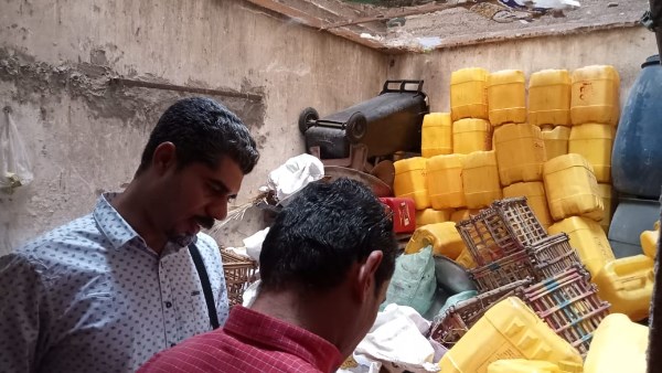 ضبط مخزن غير مرخص لتجميع زيوت الطعام المستعملة بحي شرق أسيوط