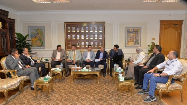 محافظ أسيوط يبحث مع فريق