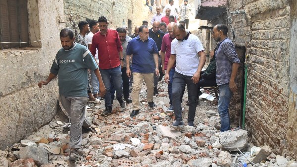 لجنة هندسية للمعاينة..محافظ أسيوط يتفقد المنزل المنهار بالفواخير ويوجه بسرعة دعم المتضررين| صور