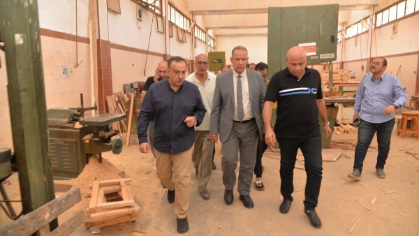 محافظ أسيوط يتفقد مبادرة إعادة تدوير الرواكد الخشبية بمدرسة الزخرفية