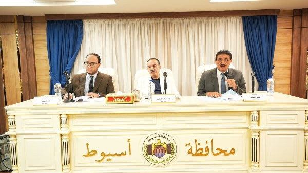 محافظ أسيوط يتابع الاستعدادات لانتخابات مجلس الشيوخ ويناقش ملفات حيوية