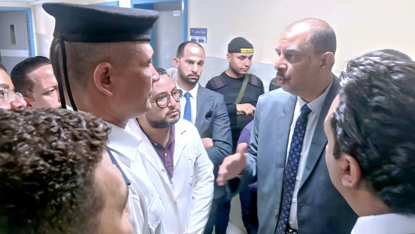 محافظ سوهاج يزور مُصابي حادث طريق «جهينة ـ طهطا» ويطمئن على حالتهم الصحية|صور