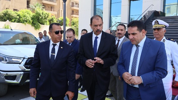 محافظ سوهاج يهنئ مدير الأمن الجديد بتوليه مهام منصبه