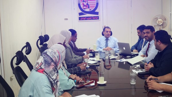 رئيس جامعة جنوب الوادى يناقش مشروع الاعتماد المؤسسى للجامعة