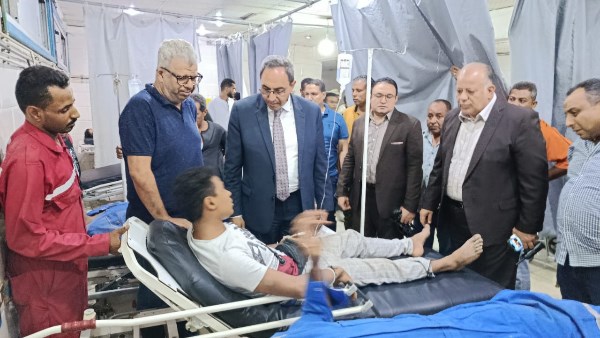 محافظ قنا يطمئن على مصابى سقوط