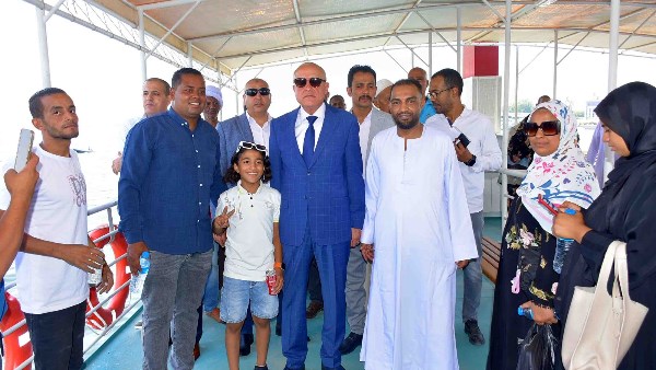 محافظ الأقصر يطلق معديتين جديدتين لخدمة المواطنين والسائحين ويشهد الرحلة الأولى وسط أهالى المحافظة