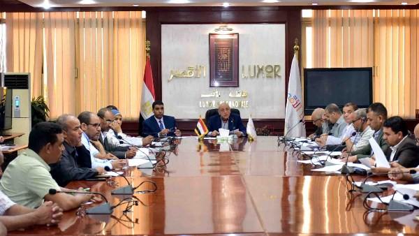 محافظ الأقصر يتابع ملفى التقنين والمتغيرات المكانية ويوجه بسرعة الإنجاز لخدمة المواطن والدولة