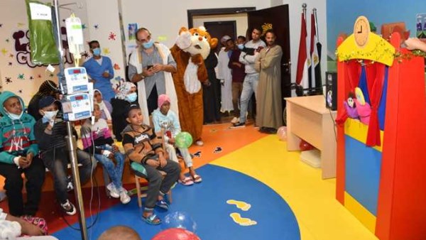 عرائس ديزني يرسمون البهجة على وجوه الأطفال محاربين السرطان في شفاء الأورمان