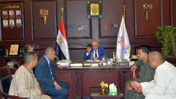 محافظ الأقصر يستقبل المواطنين 