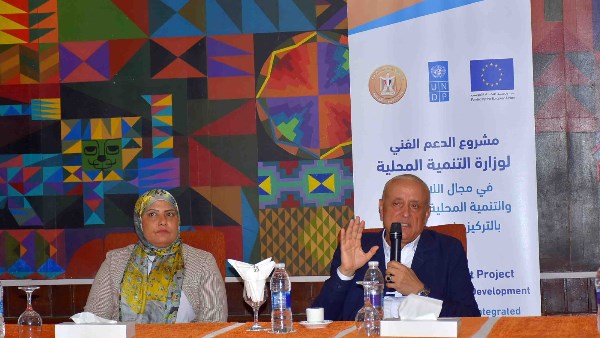 محافظ الأقصر يتفقد ورشة 