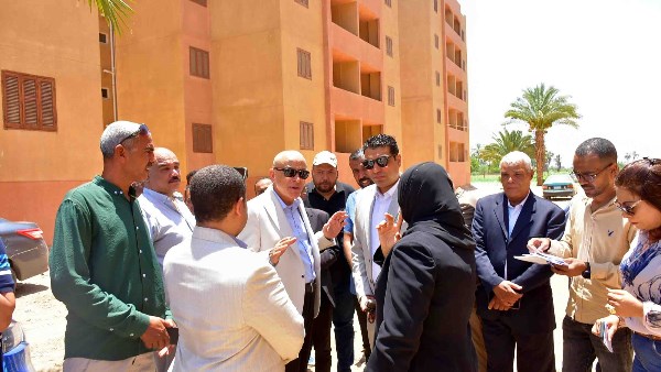 محافظ الأقصر يتفقد عمارات الزينية ويوجه بسرعة استكمال المرافق وتسليم الوحدات