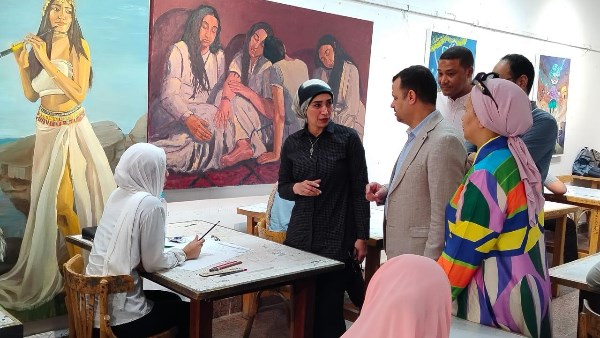 رئيس جامعة الأقصر تتفقد اختبارات القدرات بكلية الفنون الجميلة