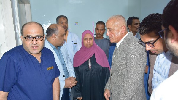 محافظ الأقصر يزور العامل المصاب بمشروع صرف صحي العضايمة ويوجه بتقديم الرعاية الطبية اللازمة